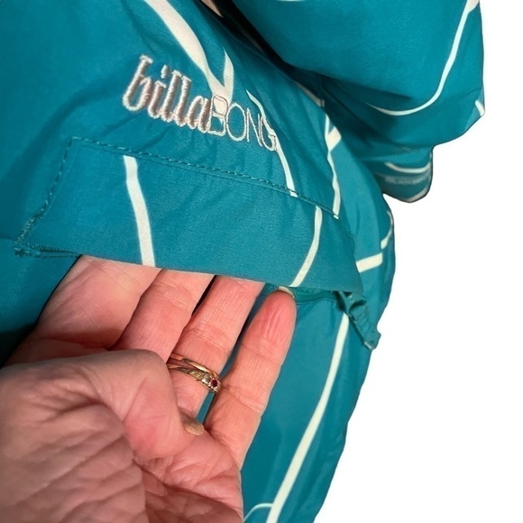 Billabong Ladies Ski Jacket - Size Small - I take a Medium and it fits me. - Picture 3 of 13